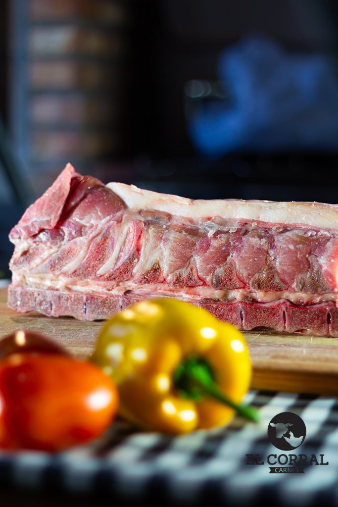 Carré de cerdo entero con morrones y tomates