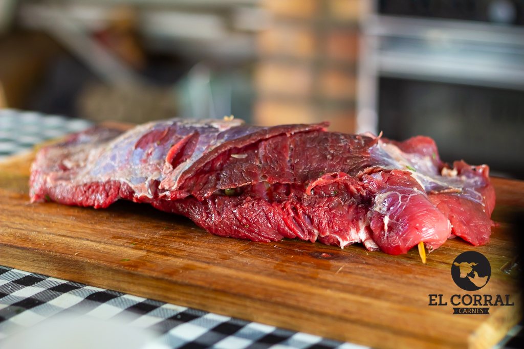 Corte de vaca crudo sobre una tabla de madera